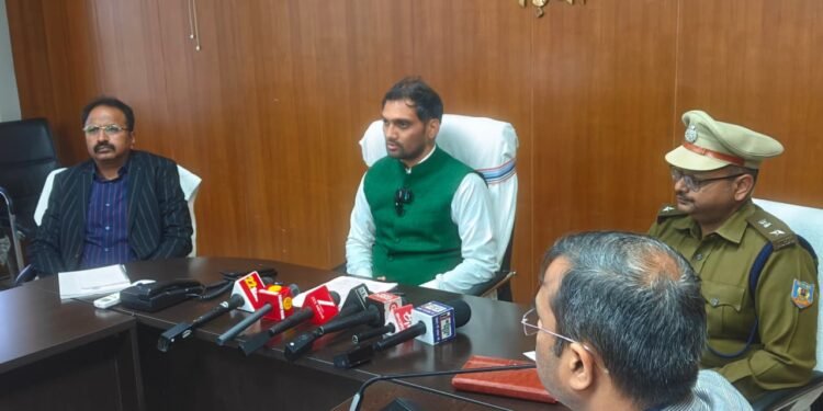 गढ़वा नगर चुनाव 2026 की पूरी तस्वीर प्रेस में आई: NO NOTA नहीं होगा, 23 फरवरी को मतदान – DC-SP ने दी हर डिटेल!