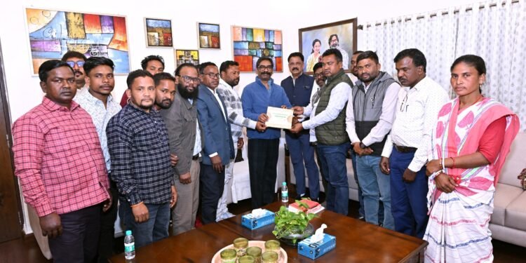 पारसनाथ में बाहा पर्व का न्योता! मुख्यमंत्री हेमंत सोरेन बने मुख्य अतिथि – मरांग बुरू जुग जाहेर बाहा बोंगा समिति ने रांची में की मुलाकात, 18-21 फरवरी को होगा धार्मिक-सांस्कृतिक महापर्व!