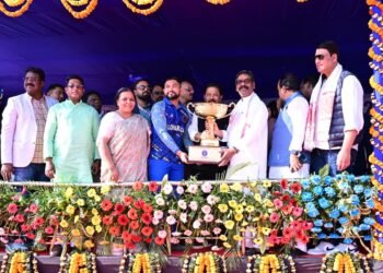 लोहरदगा में क्रिकेट का धमाल! मुख्यमंत्री हेमंत सोरेन ने बलदेव साहू मेमोरियल टी-20 टूर्नामेंट में की शिरकत – लोहरदगा लायंस ने 8 विकेट से जीतकर उठाया ट्रॉफी, 60 हजार युवाओं को मिलेंगे रोजगार के नए मौके!