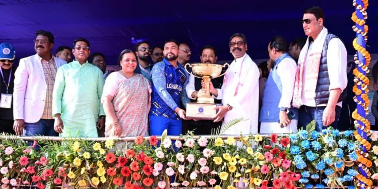 लोहरदगा में क्रिकेट का धमाल! मुख्यमंत्री हेमंत सोरेन ने बलदेव साहू मेमोरियल टी-20 टूर्नामेंट में की शिरकत – लोहरदगा लायंस ने 8 विकेट से जीतकर उठाया ट्रॉफी, 60 हजार युवाओं को मिलेंगे रोजगार के नए मौके!