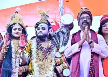 बम बम भोले! महाशिवरात्रि पर पहाड़ी मंदिर में मुख्यमंत्री हेमंत सोरेन ने की भगवान भोलेनाथ की पूजा – राज्य की प्रगति, सुख-शांति और समृद्धि की कामना की, श्रद्धालुओं की भीड़ उमड़ी!