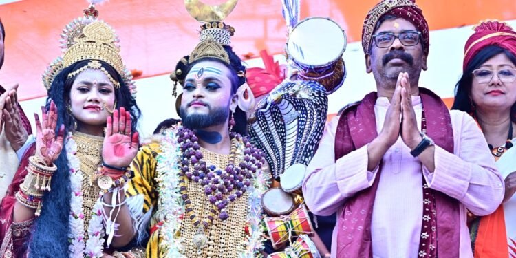 बम बम भोले! महाशिवरात्रि पर पहाड़ी मंदिर में मुख्यमंत्री हेमंत सोरेन ने की भगवान भोलेनाथ की पूजा – राज्य की प्रगति, सुख-शांति और समृद्धि की कामना की, श्रद्धालुओं की भीड़ उमड़ी!