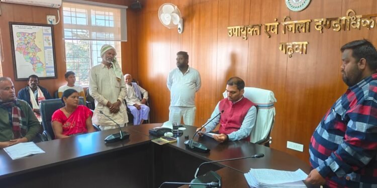 गढ़वा में उपायुक्त की जनसुनवाई में जनता का जोश! वन पट्टा, धूमकुड़िया भवन, पेट्रोल पंप एनओसी से लेकर शिक्षक भर्ती तक दर्जनों फरियादें सुनीं – तुरंत जांच और कार्रवाई के सख्त आदेश!