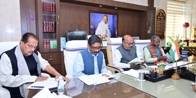 झारखंड का बजट सत्र तैयारियों में जोर! मुख्यमंत्री हेमंत सोरेन की अध्यक्षता में उच्चस्तरीय बैठक – दावोस अनुभवों से नई दिशा, ट्राइबल वेलफेयर, महिला सशक्तिकरण और निवेश पर फोकस!