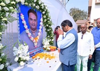 भावुक क्षण धनबाद में! मुख्यमंत्री हेमंत सोरेन ने दिवंगत डॉ. बुद्धदेव महतो को दी भावपूर्ण श्रद्धांजलि – पूर्व विधायक आनंद महतो के घर पहुंचकर परिजनों से मिलकर ढांढस बंधाया