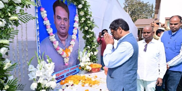 भावुक क्षण धनबाद में! मुख्यमंत्री हेमंत सोरेन ने दिवंगत डॉ. बुद्धदेव महतो को दी भावपूर्ण श्रद्धांजलि – पूर्व विधायक आनंद महतो के घर पहुंचकर परिजनों से मिलकर ढांढस बंधाया