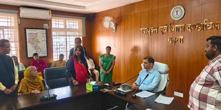 गढ़वा में उपायुक्त की जनसुनवाई में जनता का हुंकार! बैंक में अटका 88 हजार, लंबित पेंशन, राशन नहीं मिलना, भूमि हड़पने तक दर्जनों फरियादें सुनीं – तुरंत जांच और कार्रवाई के सख्त आदेश!