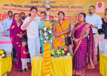 गढ़वा में रोजगार का धमाका! दत्तोपंत ठेंगड़ी रोजगार मेला में 73 युवाओं को मिली नौकरी – 18 बड़ी कंपनियों ने दिए ऑफर लेटर, 500+ युवा हुए शामिल!