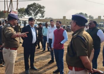 गढ़वा में कल मतदान का महापर्व! 89 बूथों के लिए पोलिंग पार्टियाँ रवाना – उपायुक्त ने कर्मियों को दिया सख्त संदेश: “निष्पक्ष मतदान आपकी सर्वोच्च जिम्मेदारी”