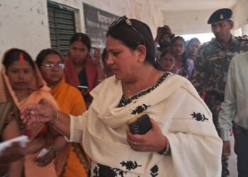 पलामू-गढ़वा में मतदान का जायजा लेने पहुंची प्रमंडलीय आयुक्त कुमुद सहाय! विभिन्न बूथों का औचक निरीक्षण, मतदाताओं से सीधी बातचीत – “शांतिपूर्ण मतदान लोकतंत्र की पहचान”