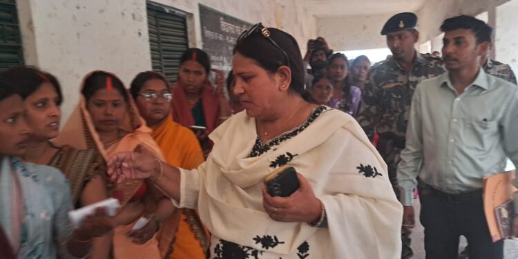 पलामू-गढ़वा में मतदान का जायजा लेने पहुंची प्रमंडलीय आयुक्त कुमुद सहाय! विभिन्न बूथों का औचक निरीक्षण, मतदाताओं से सीधी बातचीत – “शांतिपूर्ण मतदान लोकतंत्र की पहचान”