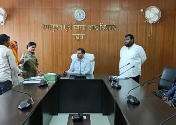 गढ़वा में उपायुक्त की जनसुनवाई में जनता की बेबाक आवाज! राशन, धान खरीद, लंबित पेंशन, बकाया मजदूरी से लेकर ऑनलाइन रसीद तक दर्जनों शिकायतें सुनीं – त्वरित जांच और कार्रवाई के सख्त आदेश!