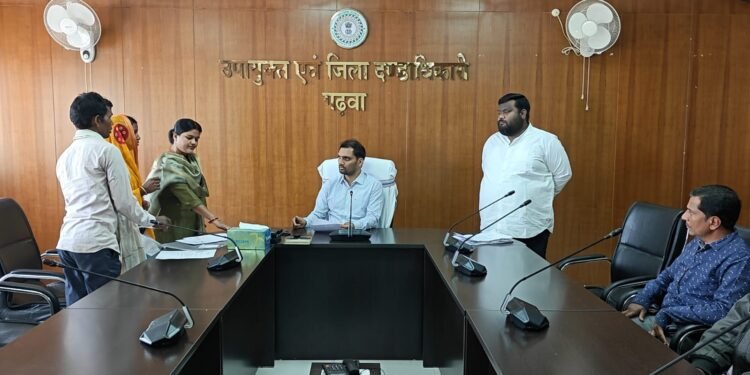 गढ़वा में उपायुक्त की जनसुनवाई में जनता की बेबाक आवाज! राशन, धान खरीद, लंबित पेंशन, बकाया मजदूरी से लेकर ऑनलाइन रसीद तक दर्जनों शिकायतें सुनीं – त्वरित जांच और कार्रवाई के सख्त आदेश!