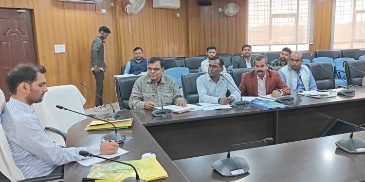 गढ़वा में उद्योग योजनाओं पर उपायुक्त की सख्ती! PMEGP, PM-FME और विश्वकर्मा योजना में खराब प्रगति पर बैंकों को फटकार – अगली बैठक तक 100% लक्ष्य हासिल करने का अल्टीमेटम!