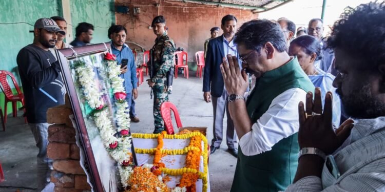 मुख्यमंत्री हेमंत सोरेन सरायकेला पहुंचे, पूर्व CM चंपई सोरेन के पोते वीर सोरेन के निधन पर दी भावपूर्ण श्रद्धांजलि – परिवार को ढांढस बंधाया