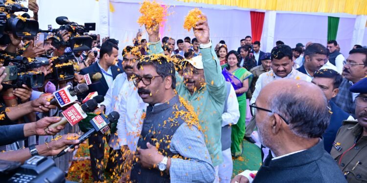 विधानसभा में रंगों की होली! मुख्यमंत्री हेमंत सोरेन और स्पीकर रबींद्र नाथ महतो ने खेली फूलों की होली – झारखंड विधायकों के साथ उमंग भरा होली मिलन