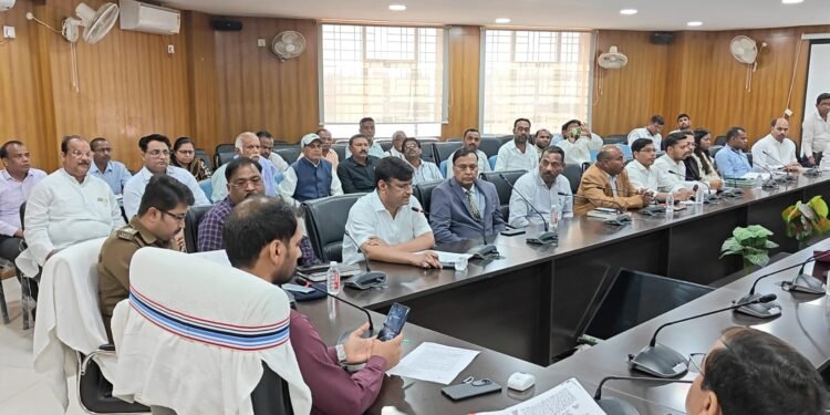 होली और रमजान की शुभकामनाओं के साथ शांति का संदेश! गढ़वा में जिला स्तरीय शांति समिति की बैठक, उपायुक्त और अभियान एसपी ने दी अपील – “भाईचारे से मनाएं त्योहार”