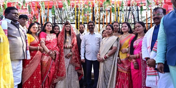 चतरा में खुशियों का उत्सव! मुख्यमंत्री हेमंत सोरेन ने विधायक जनार्दन पासवान के बेटे कुमार विवेक रंजन के विवाह में दिया आशीर्वाद – नवदंपति को सुखी दांपत्य जीवन की शुभकामनाएं