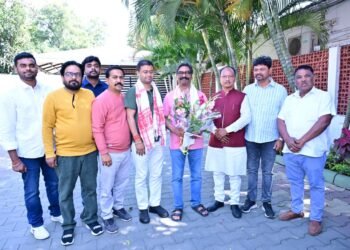 नवनिर्वाचित महापौरों का मुख्यमंत्री से मिलन! देवघर के रवि राउत और चाईबासा के नितिन प्रकाश को हेमंत सोरेन ने दी बधाई – “जनसेवा में नई ऊर्जा लाएं”