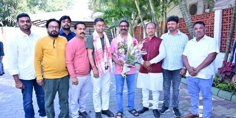 नवनिर्वाचित महापौरों का मुख्यमंत्री से मिलन! देवघर के रवि राउत और चाईबासा के नितिन प्रकाश को हेमंत सोरेन ने दी बधाई – “जनसेवा में नई ऊर्जा लाएं”