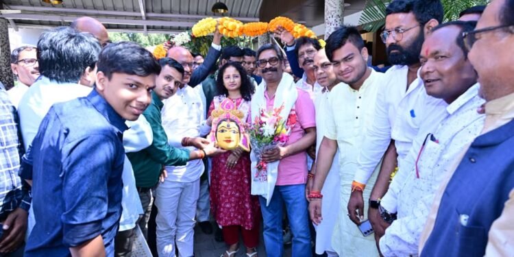 नवनिर्वाचित अध्यक्षों का मुख्यमंत्री से मिलन! चतरा के अताउर रहमान और सरायकेला के मनोज चौधरी को हेमंत सोरेन ने दी बधाई – “जनसेवा में नई ऊर्जा लाएं, विकास का नया दौर शुरू करें”