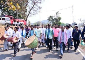 अपने पैतृक गांव में बाहा पर्व की रौनक! मुख्यमंत्री हेमंत सोरेन ने नेमरा में जाहेर थान में की पूजा-अर्चना – ढोल-मांदर के साथ ग्रामीणों के साथ उत्सव में शामिल हुए, राज्य की सुख-समृद्धि की कामना की