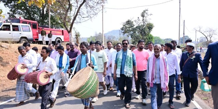 अपने पैतृक गांव में बाहा पर्व की रौनक! मुख्यमंत्री हेमंत सोरेन ने नेमरा में जाहेर थान में की पूजा-अर्चना – ढोल-मांदर के साथ ग्रामीणों के साथ उत्सव में शामिल हुए, राज्य की सुख-समृद्धि की कामना की