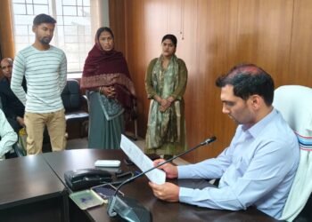 गढ़वा में उपायुक्त की जनसुनवाई में जनता की बेबाक आवाज! भूमि हड़पने, साइबर ठगी, मुआवजा लंबित, सहिया चयन अनियमितता तक दर्जनों फरियादें सुनीं – तुरंत जांच और कार्रवाई के सख्त आदेश!