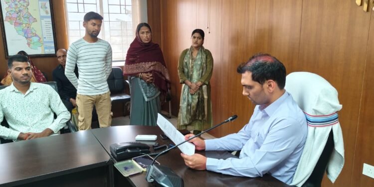 गढ़वा में उपायुक्त की जनसुनवाई में जनता की बेबाक आवाज! भूमि हड़पने, साइबर ठगी, मुआवजा लंबित, सहिया चयन अनियमितता तक दर्जनों फरियादें सुनीं – तुरंत जांच और कार्रवाई के सख्त आदेश!