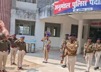 बंशीधर नगर में सुरक्षा की हाई-लेवल समीक्षा! DIG किशोर कौशल ने थाना प्रभारियों के साथ ली बैठक, कानून-व्यवस्था पर सख्ती बरती – “लापरवाही बर्दाश्त नहीं”