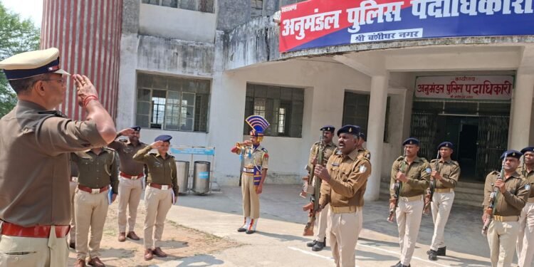 बंशीधर नगर में सुरक्षा की हाई-लेवल समीक्षा! DIG किशोर कौशल ने थाना प्रभारियों के साथ ली बैठक, कानून-व्यवस्था पर सख्ती बरती – “लापरवाही बर्दाश्त नहीं”