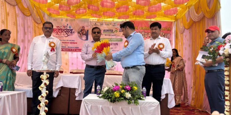 अंतरराष्ट्रीय महिला दिवस पर गढ़वा में जल महोत्सव का धमाका! “जल महोत्सव पखवाड़ा” का भव्य शुभारंभ – जलसहिया दीदियों और SHG महिलाओं को सम्मानित किया, 8 से 22 मार्च तक चलेगा जल जागरूकता अभियान!