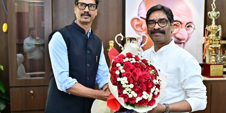 झारखंड में सड़क क्रांति की नई शुरुआत! मुख्यमंत्री हेमंत सोरेन को पथ निर्माण विभाग के 2026-27 बजट की प्रति सौंपी गई – प्रधान सचिव सुनील कुमार ने की शिष्टाचार भेंट, प्रगति रिपोर्ट और नई योजनाओं की रूपरेखा प्रस्तुत