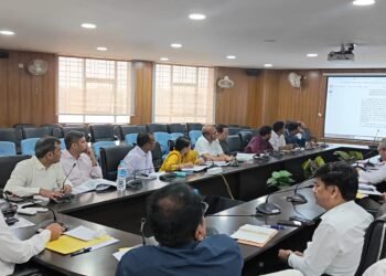 गढ़वा में राजस्व और पीएम किसान पर उपायुक्त की सख्त समीक्षा! लंबित म्यूटेशन, सीएस-आरएस सर्वे, प्रमाण पत्र और किसान सम्मान निधि के पेंडिंग मामलों पर त्वरित निष्पादन का अल्टीमेटम – “समयबद्ध सेवा अब अनिवार्य”