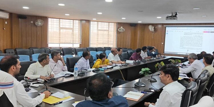 गढ़वा में राजस्व और पीएम किसान पर उपायुक्त की सख्त समीक्षा! लंबित म्यूटेशन, सीएस-आरएस सर्वे, प्रमाण पत्र और किसान सम्मान निधि के पेंडिंग मामलों पर त्वरित निष्पादन का अल्टीमेटम – “समयबद्ध सेवा अब अनिवार्य”