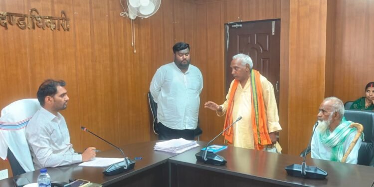 गढ़वा में उपायुक्त की जनसुनवाई में जनता का जोरदार हुंकार! दबंगों द्वारा भूमि हड़पने, साइबर ठगी, राशन लंबित, धूमकुड़िया भवन बाधित, प्रखंड विभाजन तक दर्जनों फरियादें सुनीं – तुरंत जांच और कार्रवाई के सख्त आदेश!