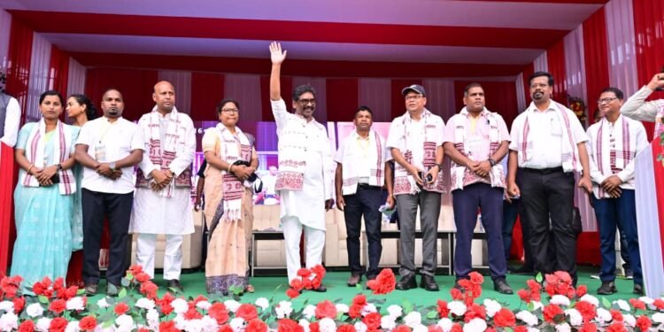 असम के आदिवासी भाइयों के हक के लिए मुखर हुए मुख्यमंत्री हेमंत सोरेन! मेजिकाजन चाय बागान में जनसभा को संबोधित कर कहा – “एकजुटता से लड़ाई जीतेंगे, अब चुप नहीं रहेंगे”