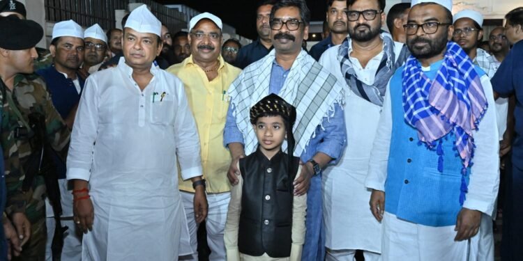 रमजान की रौनक में मुख्यमंत्री हेमंत सोरेन! स्वास्थ्य मंत्री डॉ. इरफान अंसारी के आवास पर दावत-ए-इफ्तार में शामिल हुए – सद्भाव और भाईचारे का खूबसूरत मंजर