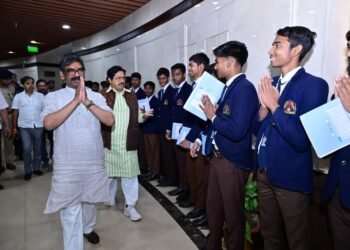 नेतरहाट के मेधावी बच्चों से मिले मुख्यमंत्री हेमंत सोरेन! विधानसभा भ्रमण के दौरान हुई दिल छू लेने वाली मुलाकात – सपनों को साकार करने की दी शुभकामनाएं, बच्चों ने भेंट की तस्वीर