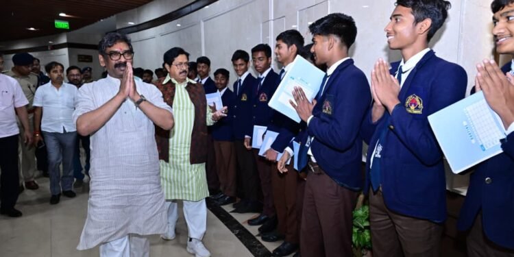 नेतरहाट के मेधावी बच्चों से मिले मुख्यमंत्री हेमंत सोरेन! विधानसभा भ्रमण के दौरान हुई दिल छू लेने वाली मुलाकात – सपनों को साकार करने की दी शुभकामनाएं, बच्चों ने भेंट की तस्वीर