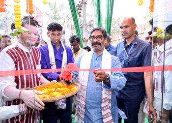 झारखंड की आदिवासी संस्कृति को नया बाजार मिला! मुख्यमंत्री हेमंत सोरेन ने करमटोली चौक में “जोहारग्राम – मेड इन झारखंड” शोरूम का किया उद्घाटन – ट्राइबल साड़ी, टी-शर्ट, बंडी से लेकर ज्वेलरी तक सब कुछ एक छत के नीचे!