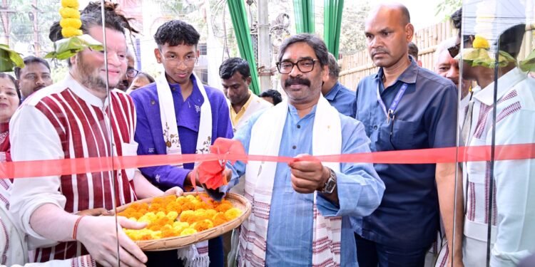 झारखंड की आदिवासी संस्कृति को नया बाजार मिला! मुख्यमंत्री हेमंत सोरेन ने करमटोली चौक में “जोहारग्राम – मेड इन झारखंड” शोरूम का किया उद्घाटन – ट्राइबल साड़ी, टी-शर्ट, बंडी से लेकर ज्वेलरी तक सब कुछ एक छत के नीचे!