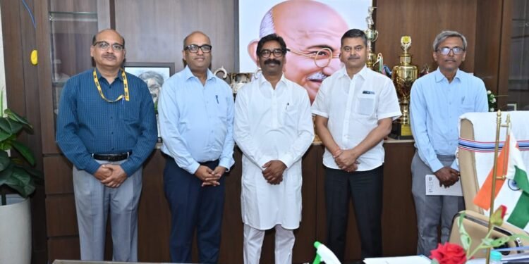 डिजिटल झारखंड की कहानी अब किताब में! मुख्यमंत्री हेमंत सोरेन ने NIC की “कॉफी टेबल बुक” का किया भव्य लोकार्पण – ई-गवर्नेंस, नवाचार और डिजिटल पहलों का शानदार संकलन