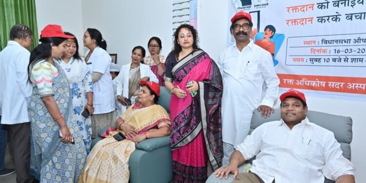 जीवनदायिनी पहल! मुख्यमंत्री हेमंत सोरेन ने खुद रक्तदान कर किया स्वैच्छिक रक्तदान शिविर का शुभारंभ – विधानसभा परिसर में हुआ महान मानवीय कार्य