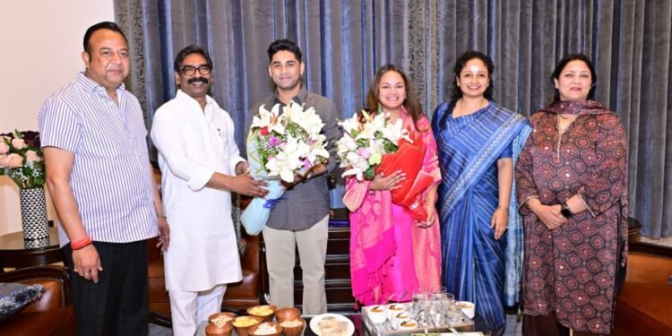 मुख्यमंत्री हेमंत सोरेन ने निभाया रिश्तों का दायित्व! हटिया विधायक नवीन जायसवाल की बेटी माही के विवाह आशीर्वाद समारोह में शामिल हो नवदंपति को दिया विशेष आशीर्वाद