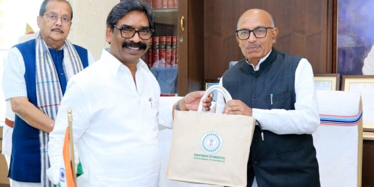 “झारखंड राइजिंग – ए ग्लोबल स्टोरी” का भव्य लोकार्पण! मुख्यमंत्री हेमंत सोरेन ने विधानसभा अध्यक्ष रबीन्द्र नाथ महतो को भेंट की विशेष पुस्तक – दावोस-लंदन दौरे का पूरा प्रतिवेदन और विकास कार्यों का जीवंत चित्रण