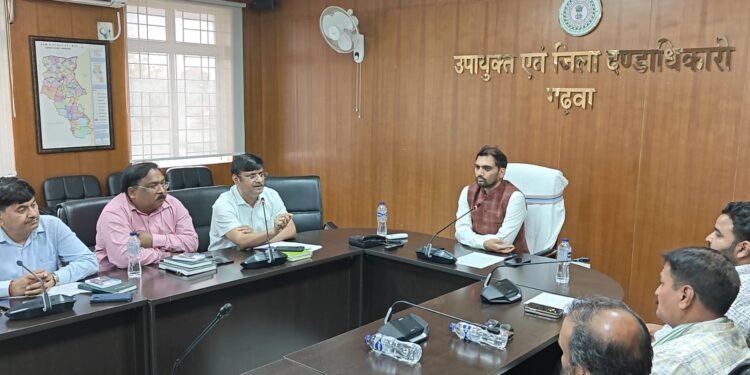 गढ़वा में घरेलू गैस पर प्रशासन की सख्ती! कालाबाजारी और टैंपरिंग पर कड़ी कार्रवाई की चेतावनी – उपायुक्त ने कहा: “अनियमितता बर्दाश्त नहीं”