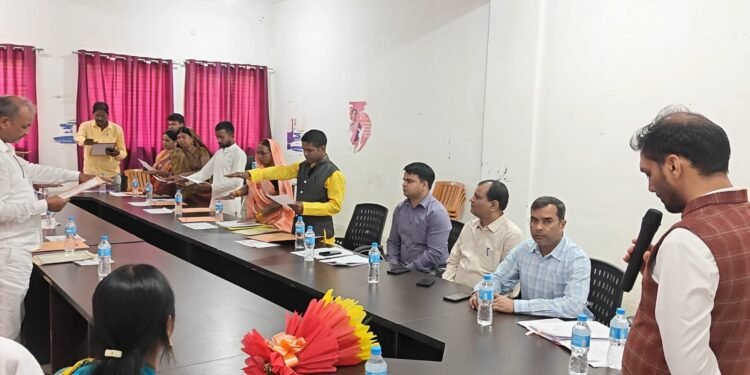 मझिआँव नगर पंचायत में नई शुरुआत! नवनिर्वाचित अध्यक्ष सुमित्रा देवी और सभी पार्षदों ने ली शपथ – उपाध्यक्ष पद पर सुमन विश्वकर्मा की जीत, उपायुक्त ने दिया विकास का आह्वान