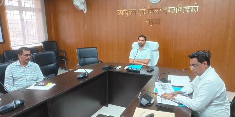 गढ़वा में कल्याण योजनाओं पर उपायुक्त की सख्त समीक्षा! छात्रवृत्ति, बिरसा आवास, धूमकुड़िया, PM-JANMAN से लेकर SC/ST अत्याचार निवारण तक – सभी लंबित मामलों पर तेजी लाने के सख्त निर्देश
