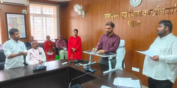 गढ़वा में उपायुक्त की जनसुनवाई में फिर बुलंद हुई जनता की आवाज! पंचायत योजना में करोड़ों की कथित हेराफेरी, दिव्यांग शिक्षक का स्थानांतरण, प्रधानमंत्री आवास में बाधा, अयोग्य लाभार्थियों पर सवाल – सभी मामलों पर तुरंत जांच के सख्त आदेश!